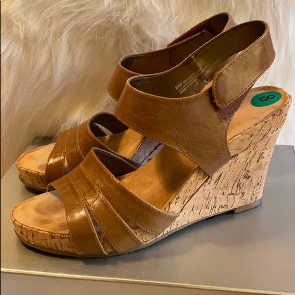 AEROSOLES Shoes - Aerosoles Beach Plush Tan Leather Wedge Sandals 8